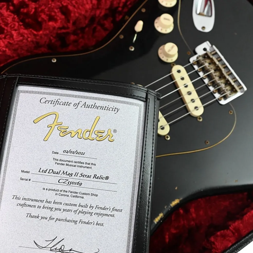 Fender Custom Shop - Limited Edition Dual-Mag II Strat Relic - Rosewood Fingerboard - Aged Black Over 3-Colour Sunburst